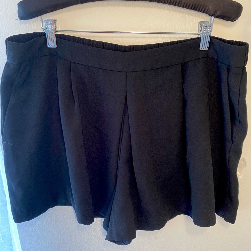 Flowy pleated dress shorts